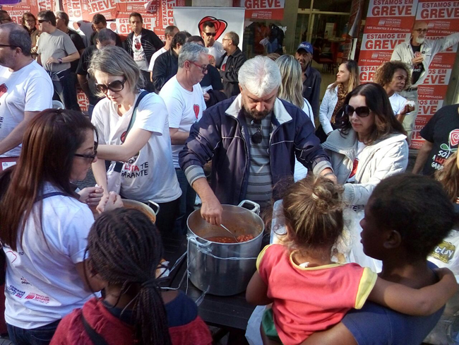 Em greve há 17 dias, bancários distribuem cachorro-quente no Calçadão 2 greve_3