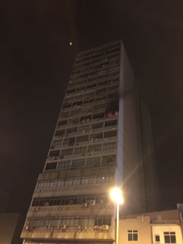 Bombeiros debelam incêndio em edifício na Rio Branco 2 Sérgio Bara