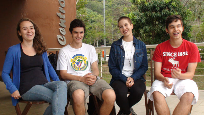 Estudantes destacam vantagens do Pism 1 Júlia, Caio, Ana e Ícaro dão dicas sobre formas de se preparar para o Pism e Enem. (Foto: Guilherme Arêas)