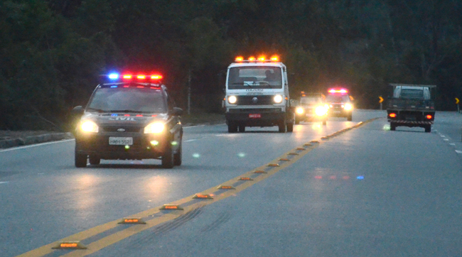 Polícias recuperam materiais e carros levados durante assalto em Santos Dumont 1 Um dos carros roubados foi encontrado pela Polícia Civil (Foto: Roberto Fulgêncio 06-09-2016)