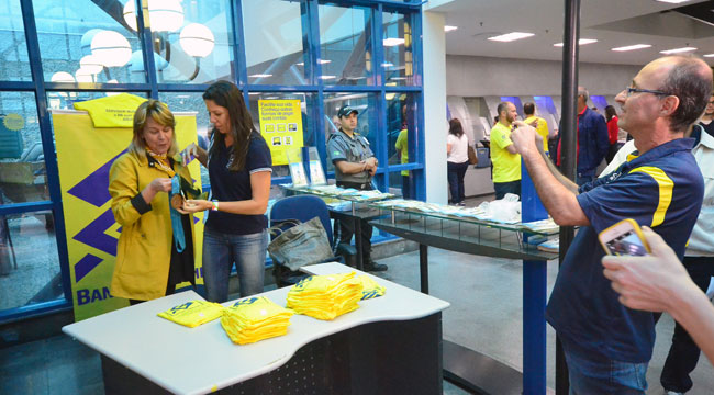 Campeã olímpica do vôlei de praia distribui autógrafos no Centro 2 sandra-pires-olavo