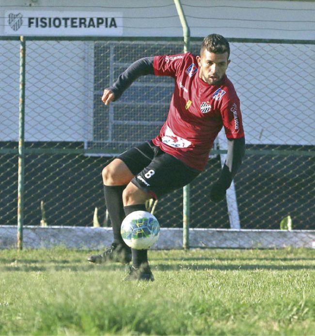 Jonathan será avaliado para saber tempo de recuperação (Foto: Leonardo Costa) 