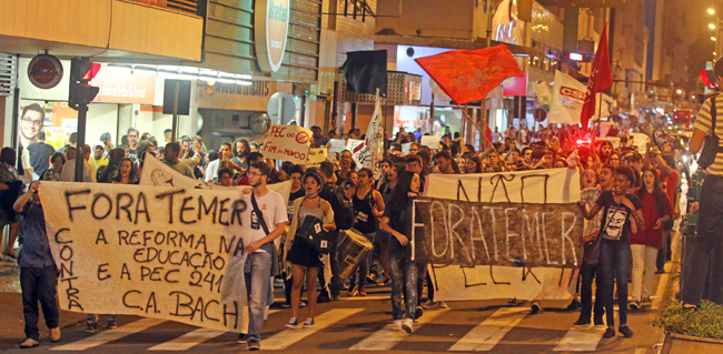 Estudantes fazem manifestação contra reforma do ensino médio 1 Estudantes caminharam pelas ruas do Centro, pedindo a saída do presidente Michel Temer. (Foto: Leonardo Costa/14-10-2016)