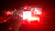Acidente entre caminhão e ônibus deixa 6 mortos e cerca de 40 feridos 1 acidente divulgacao corpo de bombeiros