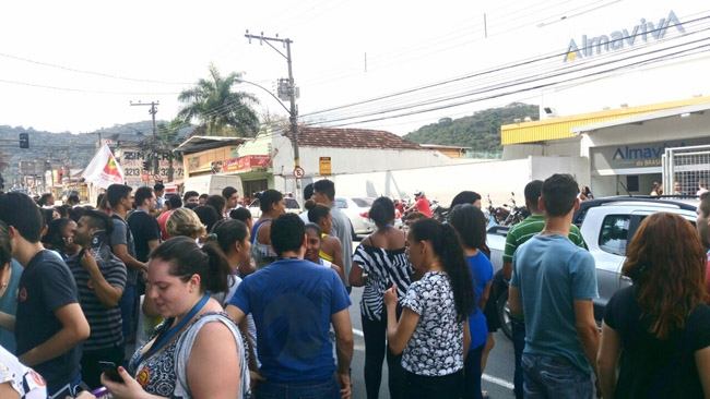 Operadores de telemarketing protestam por pagamento 2 almaviva protesto