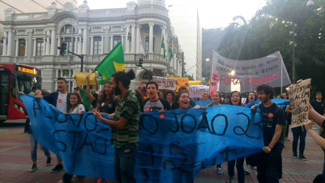 Professores fazem ato no Centro 1 Manifestação dos docentes acontece no Centro (Foto: Leonardo Costa 05-10-2016)