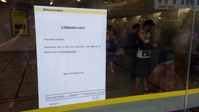 BB fecha duas agências no Centro 1 Aviso foi colocado nos vidros das agências (Foto: Marcelo Ribeiro 19-10-2016)