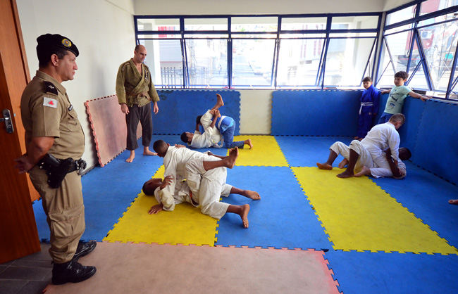 Em projeto do 27º BPM, o futuro começa agora 2 Crianças e jovens fazem aulas de Jui Jitsu (Foto: Olavo Prazeres 14-09-2016)