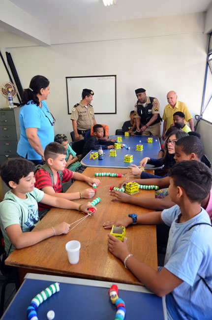 Em projeto do 27º BPM, o futuro começa agora 3 Alunos fazem aulas de artesanato e reciclagem (Foto: Olavo Prazeres 14-09-2016)