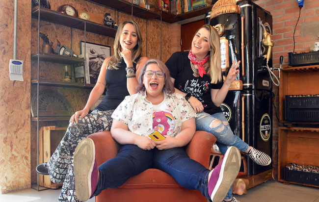 Profissão: digital influencer 1 Layla Hallack, Helena de Sá e Ca Villas fazem parte da geração de blogueiras profissionais de JF (Foto: Marcelo Ribeiro)