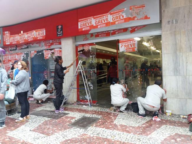 Negociações avançam, e agências privadas já abrem hoje 1 Cartazes que indicavam greve começaram a ser retirados (Foto: Juliana Netto 06-10-2016)