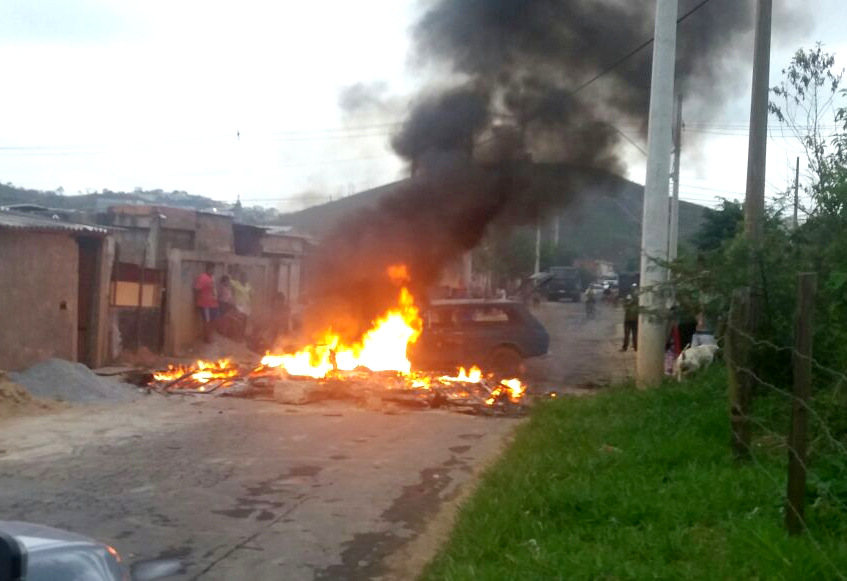 Moradores fecham via principal do bairro 