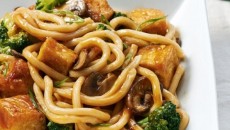 Três motivos para comemorar o Dia do macarrão 2 macarrao-com-tofu-crocante-brocolis-e-champignons