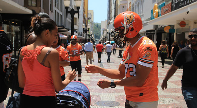 Atletas fazem ação sobre câncer de mama 1 Mamutes distribuíram lacinhos no Calçadão (Foto: Fernando Priamo)