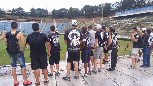 Torcida invade treino do Tupi e protesta contra má fase 1 protestonotupi-por-antonio-neto