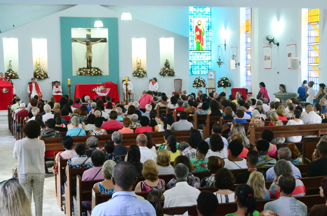 Fiéis lotam igreja no Furtado de Menezes. (Foto: Olavo Prazeres)