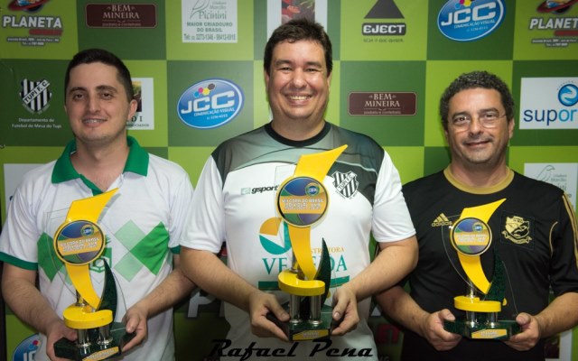 Leonardo Stumpf (centro) com o troféu do título ao lado de Diego Américo (esquerda) e Paulo Sérgio (Foto: Rafael Pena)  