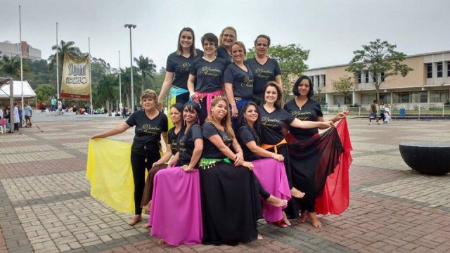 Mulheres encontram na dança do ventre apoio para superar o câncer 3 15027448_361612177518320_6769318404047014809_n