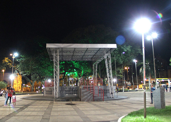 Praça Antônio Carlos, no Centro, recebeu novas luminárias. (Gil Veloso)