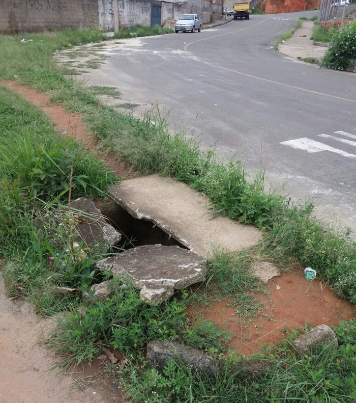Bueiros em má conservação oferecem riscos para pedestres 1 Tampa de equipamento urbano está quebrada na Rua Guimarães Júnior, no Nova Era II, em frente à praça (Foto do leitor Marcelo José de Oliveira)