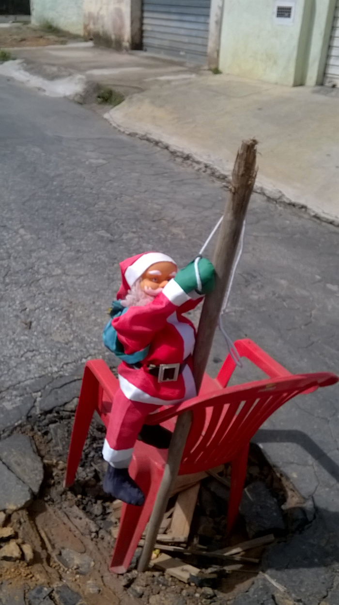Boneco do 'Minecraft' sinaliza buraco no Santa Rita 4 Reprodução