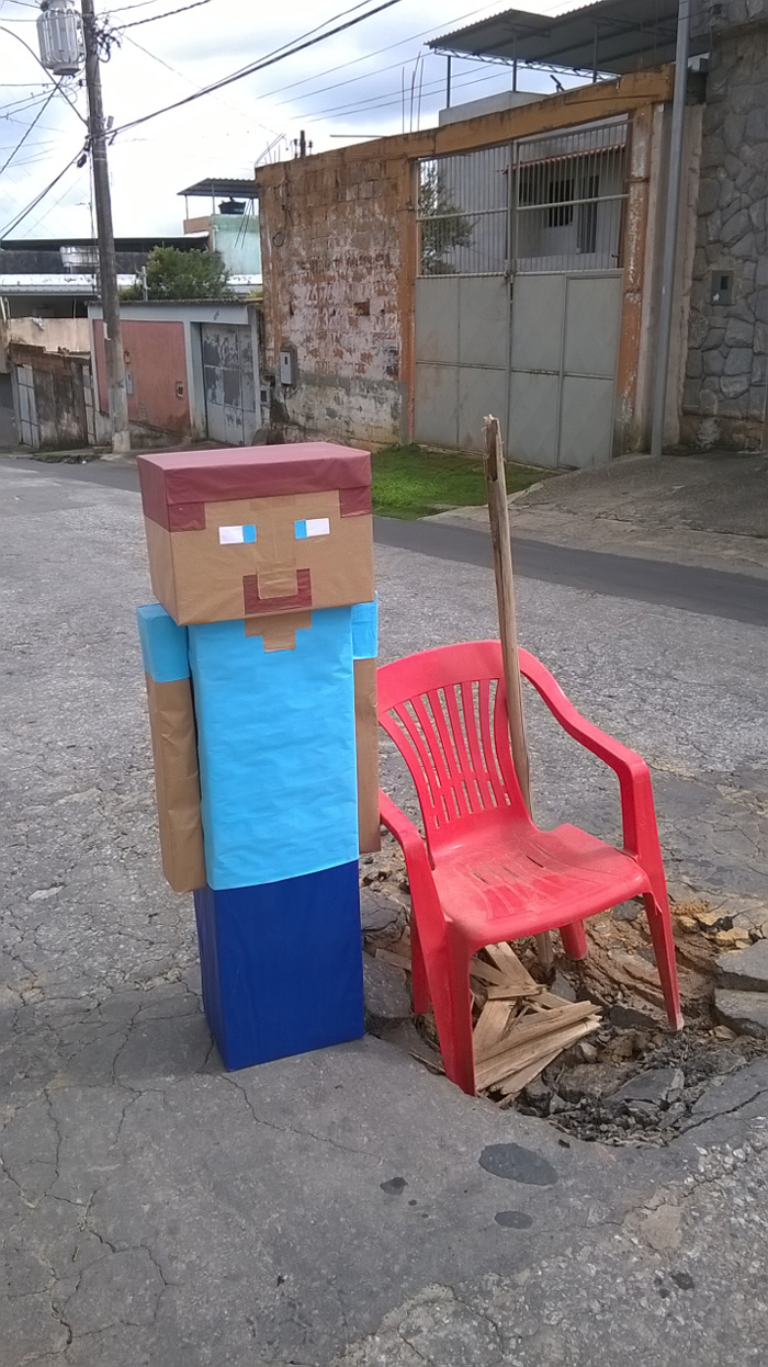Boneco do 'Minecraft' sinaliza buraco no Santa Rita 3 Reprodução
