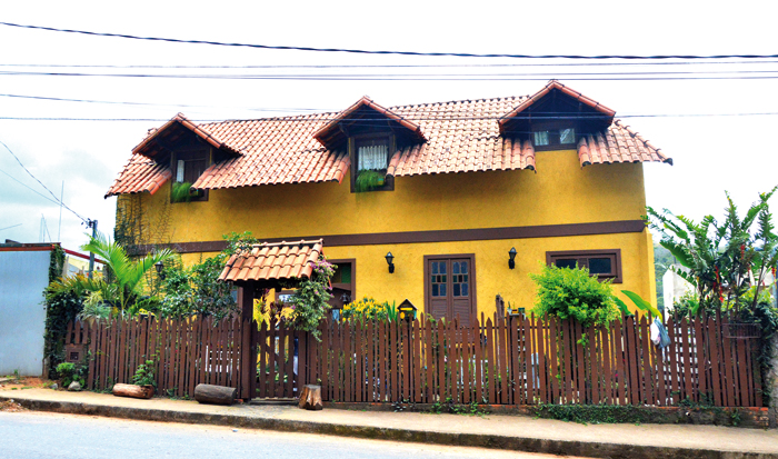 Cada casa, um caso 2 Janete criou sua própria "fazenda" no Borboleta, com peças de demolição (MARCELO RIBEIRO)