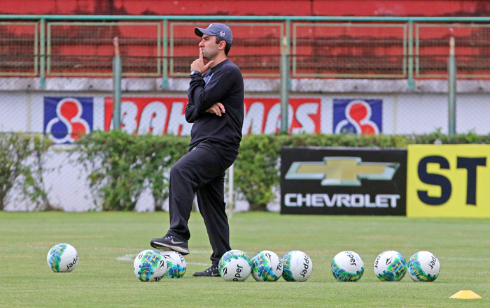 Última chance 1 Efetivado após demissão do técnico Ricardinho, Júlio Cirico usou muita conversa para tentar motivar o elenco (Fernando Priamo)