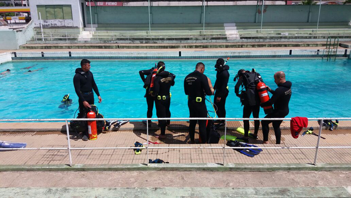 Piscina do Sport Club foi usada para treinamento nesta quinta (Foto: Divulgação/Bombeiros)