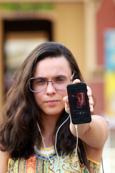 A cena daqui aguarda um play acolá 1 Laura Januzzi estreia na música com "Ondes", elogiado em blogs e redes sociais de todo o país