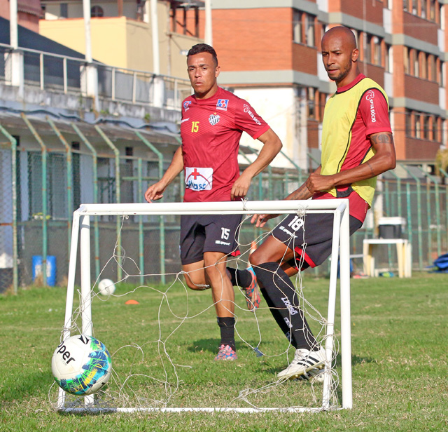Douglas é vetado, e Ricardinho testa Tupi com duas mudanças 1 Henrique (esquerda) e Kiss (direita) brigam por duas posições com Marcel para duelo diante do CRB (Foto: Leonardo Costa)