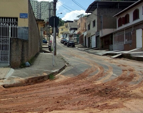 Chuva deixa vias tomadas por lama (Foto: Fernando Priamo 10-11-2016) 