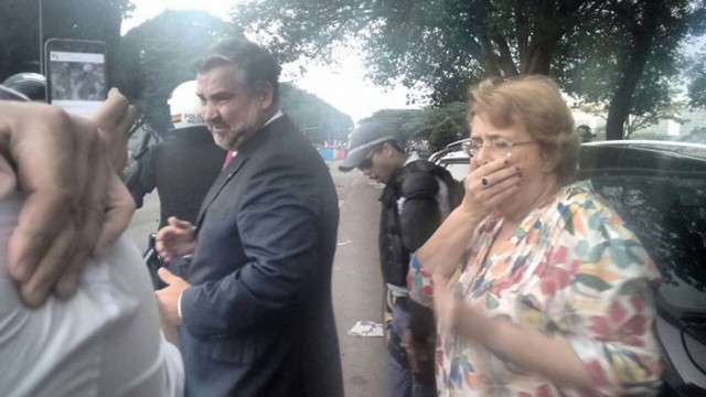 Balas de borracha e gás lacrimogêneo na Esplanada 1 Deputada Margarida Salomão (PT) postou imagens em sua página do Facebook, condenando a ação repressiva da polícia