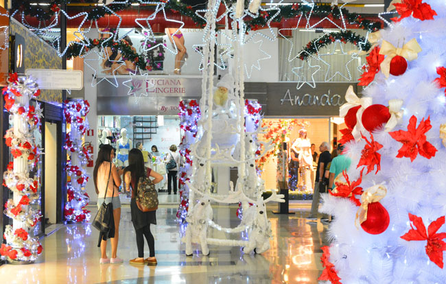 Decoração de natal  começou a ser feita em JF (Foto: Fernando Priamo)
