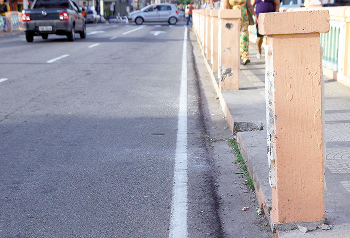 Vandalismo e depredação pesam nos cofres públicos 1 Na ponte de Santa Terezinha, parapeito foi destruído dias depois da manutenção feita no local (Foto: FERNANDO PRIAMO/09-11-2016)
