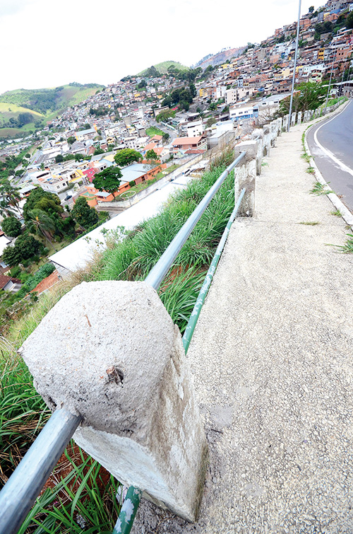 Vandalismo e depredação pesam nos cofres públicos 2 Após destruição de parapeito no acesso ao Guaruá, Prefeitura teve que refazer o serviço colocando proteção com tubo galvanizado (Foto: OLAVO PRAZERES/10-11-2016)