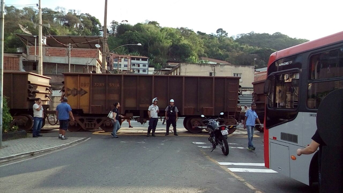 Trem freia para evitar atropelamento no Mariano Procópio 1 Foto: Fernando Priamo