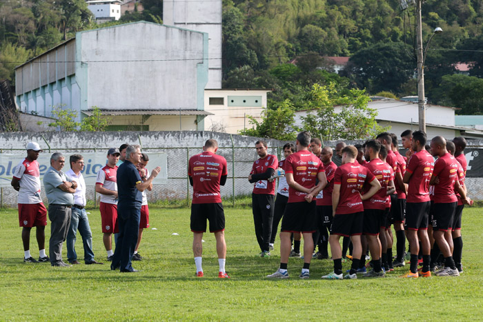 Cirico assume o Tupi 1 Vice-presidente de futebol do clube, José Roberto Maranhas, em rara aparição em Santa Terezinha, conversava com elenco antes do treino da tarde de quarta-feira (9)