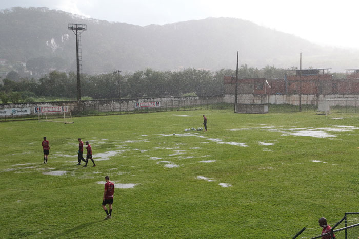 Clima, estrutura e saída 1 Após chuva na tarde desta quinta (17), treino em Santa Terezinha teve que ser paralisado por cerca de 15 minutos