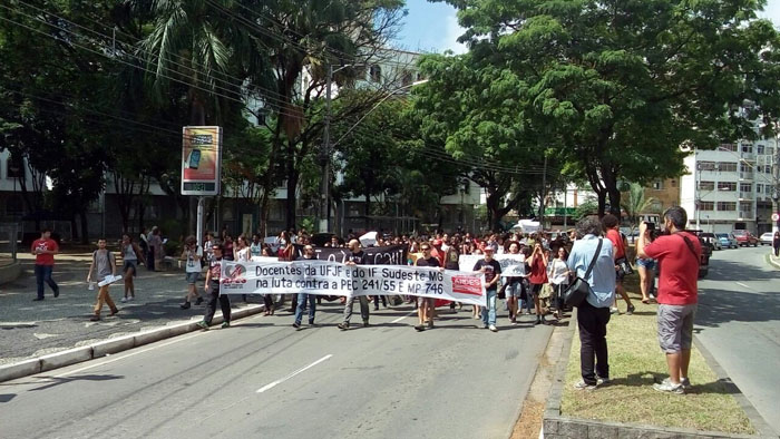 Manifestantes protestam no Dia Nacional de Greve 17 ufjf 10