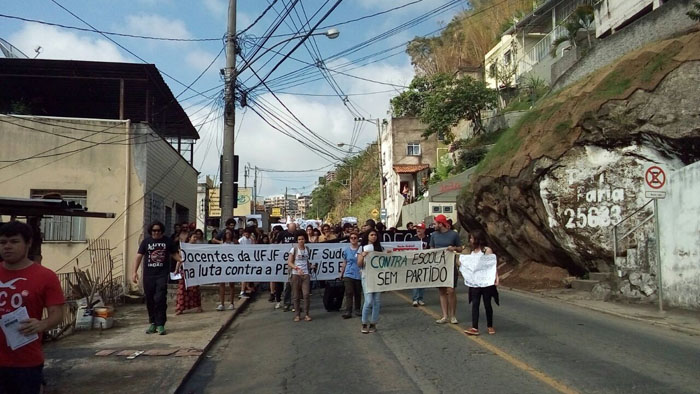 Manifestantes protestam no Dia Nacional de Greve 18 (Foto: Olavo Prazeres 11-11-2016)