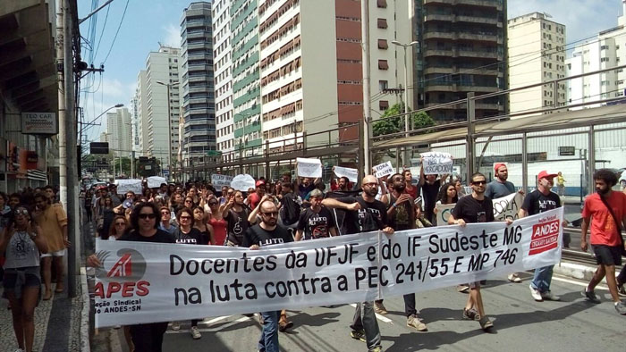 Manifestantes protestam no Dia Nacional de Greve 16 ufjf na rio branco