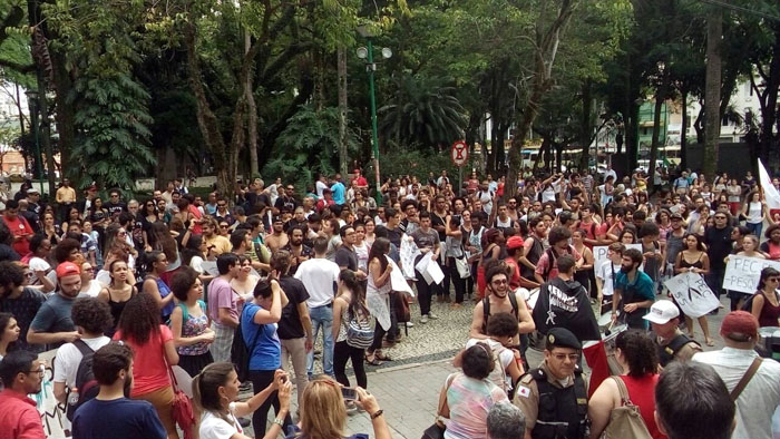 Manifestantes protestam no Dia Nacional de Greve 15 ufjf parque halfeld