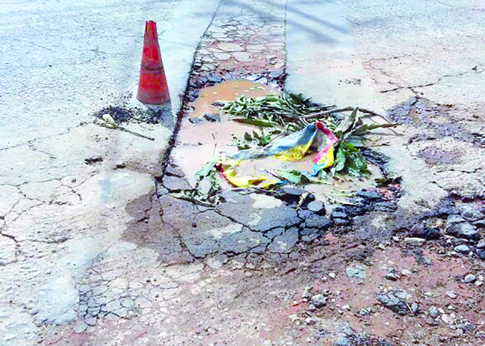 Buracos com água e lixo acumulados na Avenida JK