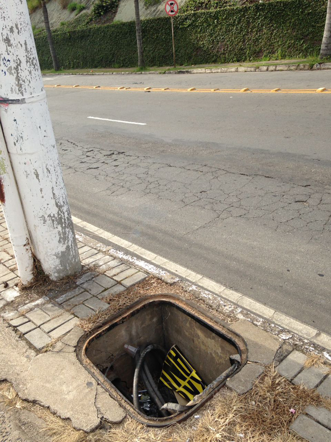 Bueiro destampado no São Mateus traz riscos 2 vidaurbanabueiro2