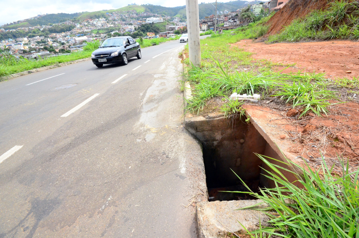 Bueiros em má conservação oferecem riscos para pedestres 2 Na Rua Major João Martins, na Conexão Sul, bueiros necessitam de reparo (Foto: Olavo Prazeres/07-11-16)