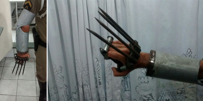 Bracelete com garras e um facão foram apreendidos (Foto: Divulgação PM)