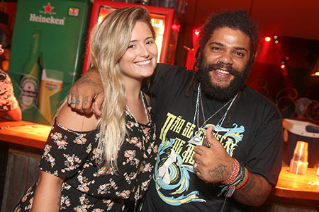Coluna CR – 27-12-2016 2 Thaynná Fávero e o vocalista da Onze: 20, Vitin, no Cultural Bar. Foto: Raphaela Campos