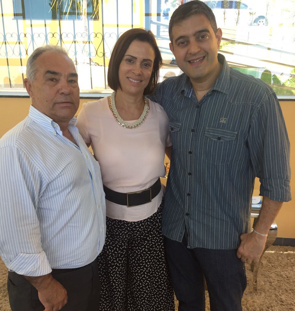 Coluna CR - 13-12-2016 1 - No lançamento do É Festa 2017, João Matos, Lu Mendes e o anfitrião Toninho Simão.