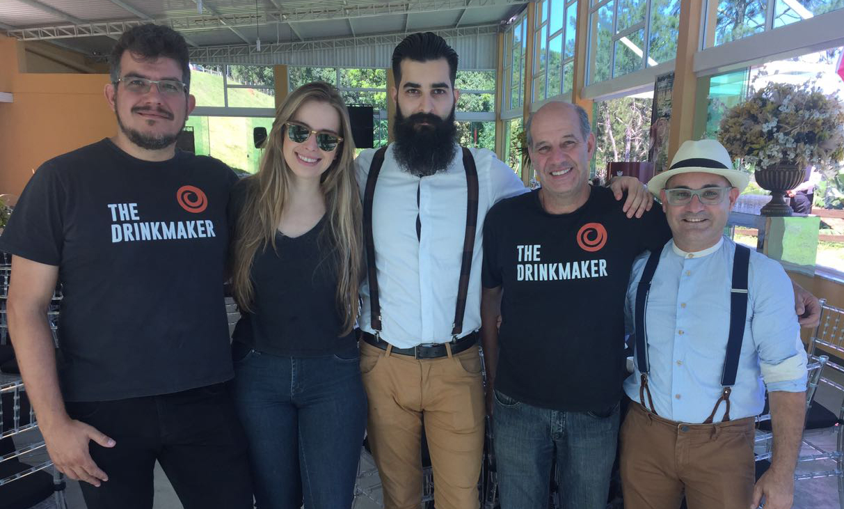 Coluna CR - 13-12-2016 2 Também no ‘brunch’ promovido pela Done, Sandro Moraes, Daniella Moraes, Henrique Passos, Paulo Moraes (Cachaça Spiral) e Marco Salles (Santo Café).